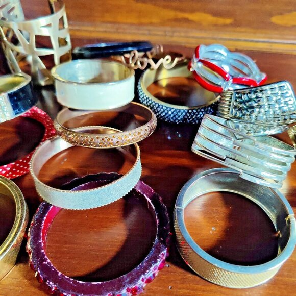 18 Woman's Fashion Bracelets Lot Bundle Cuffs Bangles  Metal Gold Silver - Picture 4 of 8